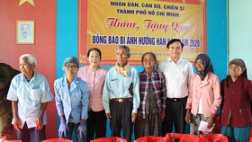 Phó Bí thư Thành ủy TPHCM Võ Thị Dung thăm, trao tiền hỗ trợ người dân vùng hạn hán Ninh Thuận