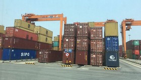Những container hàng nhập khẩu được tập kết tại cảng Đình Vũ - Hải Phòng. Ảnh: VĂN PHÚC