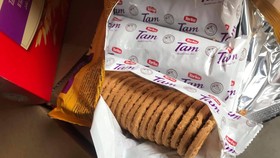 Những mẩu bánh quy đã hết date sử dụng từ tháng 2 năm ngoái nhưng vẫn được dập lại date để bán. Ảnh do Bộ Công thương cung cấp