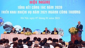 Thủ tướng Nguyễn Xuân Phúc đánh giá cao những kỳ tích về xuất khẩu hàng hóa trong năm 2020. Ảnh: VIẾT CHUNG
