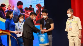 Đại diện Công đoàn Việt Nam và Bộ LĐTB-XH trao quà cho các gia đình có người không may bị tai nạn lao động