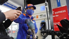 Giá xăng dầu giảm thêm 900 - 1.200 đồng/lít
