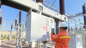 EVN liên tục than “khó khăn về tài chính”