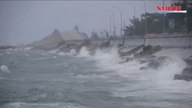 Sóng biển động mạnh tại đảo Lý Sơn sáng ngày 27-9. Ảnh: CHÍ TÂM