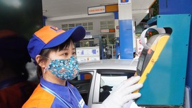 Giá xăng dầu giảm không đáng kể