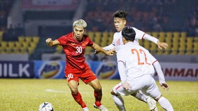 ĐTQG (trái) giao hữu với ĐT U22 Quốc gia.