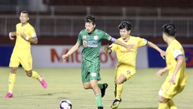 CLB Sài Gòn (áo xanh) tiếp tục thua trận ở vòng 6 LS V-League. Ảnh: DŨNG PHƯƠNG