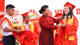 Chủ tịch Quốc Hội Nguyễn Thị Kim Ngân dự lễ khai giảng Trường THPT chuyên Lê Hồng Phong