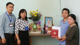 Ba mẹ Hoàng Xuân Trúc nhận bằng cử nhân cho con từ Ban Giám hiệu Trường ĐH Sài Gòn 