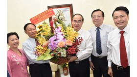 Bí thư Thành ủy TPHCM Nguyễn Thiện Nhân thăm và chúc mừng các nhà giáo tiêu biểu