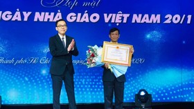 GS-TS Lê Văn Tán, Phó hiệu trưởng Trường ĐH Công nghiệp TPHCM nhận Huân chương Lao động Hạng Nhì