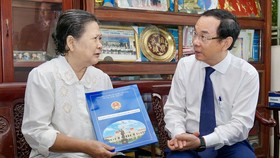 Bí thư Thành ủy Nguyễn Văn Nên thăm, chúc mừng các nhà giáo lão thành
