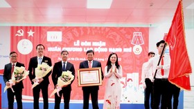 Trường ĐH Kinh tế - Tài chính TPHCM đón nhận Huân chương Lao động hạng Nhì