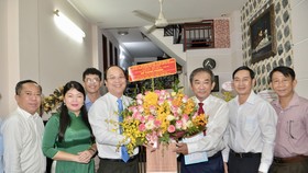 Phó Bí thư Thành uỷ TPHCM Nguyễn Hồ Hải thăm hỏi và tặng hoa Nhà giáo nhân dân PGS.TS Hồ Thanh Phong. Ảnh: CAO THĂNG