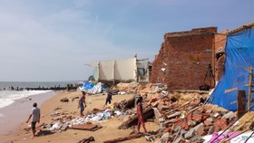 Nhiều hộ dân xã Tiến Thành bị mất nhà do biển xâm thực