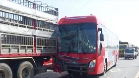 Xe giường nằm tông đuôi xe tải, 30 hành khách hoảng loạn