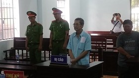 Bị cáo Nguyễn Văn Thừa nghe tòa tuyên án.