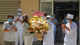 Các bệnh nhân mắc Covid-19 đã khỏi bệnh tặng hoa cảm ơn đội ngũ y bác sĩ.
