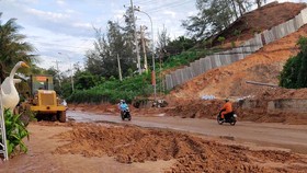 Cát đỏ từ dự án Gold Sand Hill trôi xuống phủ kín cả đoạn đường Huỳnh Thúc Kháng.