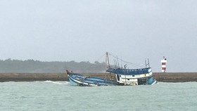 Tàu cá chìm trên vùng biển Bình Thuận, 5 người chết và mất tích
