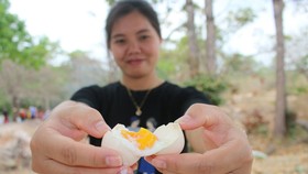 Trải nghiệm luộc trứng gà tại suối nước nóng Bưng Thị.