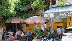Nhiều quán cà phê ở TP Phan Thiết chưa chấp hành nghiêm công tác phòng chống dịch Covid-19.