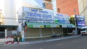 Khu vực nhà thuốc Trường Giang (TP Phan Thiết) tạm thời bị phong tỏa để phòng dịch Covid-19