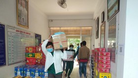 Hàng ngàn lít nước mắm, nhiều tấn cá khô, trái thanh long,... từ tỉnh Bình Thuận sẽ được gửi đến người dân thuộc khu cách ly, phong tỏa ở TPHCM và tỉnh Bình Dương.