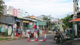 Đường Nguyễn Xí, phường Phú Tài (TP Phan Thiết) bị phong tỏa do tài xế từ Bình Dương về đây mắc Covid-19.