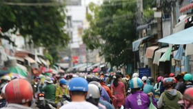 Lượng người đổ về các chợ ở TP Phan Thiết mua sắm rất đông.