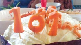 Hình ảnh chiếc bánh sinh nhật làm từ bắp cải được con rể làm tặng mẹ vợ tròn 101 tuổi khiến nhiều người xúc động.