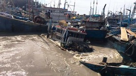 Hàng chục tàu thuyền của ngư dân thị xã La Gi bị nước lũ cuốn trôi trong đêm.
