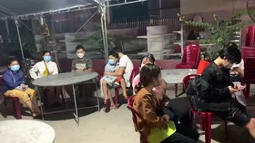 Lực lượng chức năng tỉnh Bình Thuận kịp thời phát hiện 15 người trong thùng xe tải đông lạnh đang tìm cách vượt chốt kiểm dịch để về quê.