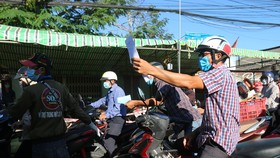Ùn tắc nghiêm trọng tại chốt kiểm soát “vùng đỏ” trên quốc lộ 28 qua tỉnh Bình Thuận