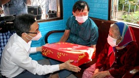 Phó Thủ tướng Vũ Đức Đam thăm hỏi, tặng quà Mẹ Việt Nam Anh hùng tại TP Phan Thiết. ​