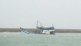 Tàu cá của tỉnh Bình Thuận bị chìm trên biển khiến 3 người mất tích. (Ảnh minh họa)