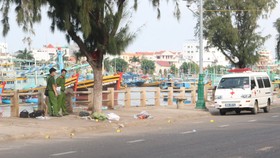 Lực lượng chức năng tỉnh Bình Thuận khám nghiệm hiện trường vụ án mạng