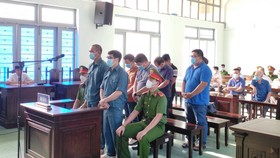 Các bị cáo nghe tòa tuyên án.