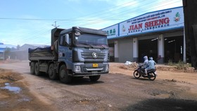 Hàng loạt tuyến đường dân sinh tại Bình Thuận bị “băm nát” do các phương tiện vận chuyển vật liệu để thi công dự án đường bộ cao tốc Bắc – Nam qua địa bàn.
