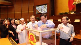 Legislators cast their ballots on the dismissal of the two officials on November 22 (Photo: VNA)