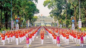 Doing exercise in front of Independence Palace, HCMC (Photo: Kieu Anh Dung)