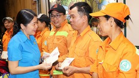 Labor Confederation of District 1 handing monetary bonus to workers (Photo: SGGP)