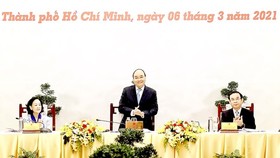 Prime Minister Nguyen Xuan Phuc (C) speaks at the event (Photo: VNA)