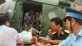 Y bác sĩ tiếp nhận bệnh nhân sau khi trực thăng hạ cánh