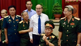 Bí thư Thành ủy Nguyễn Thiện Nhân gặp gỡ các tướng lĩnh quân đội đang nghỉ hưu tại TPHCM