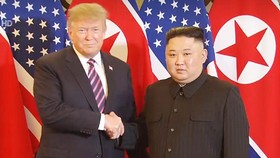 Tổng thống Donald Trump và Chủ tịch Kim Jong-un bắt tay tại Hà Nội