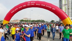 Đông đảo thanh niên tham gia chương trình chạy bộ
