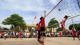  Các nữ tuyển thủ bóng chuyền thi đấu giao hữu trên nền sân gạch tại Hải Dương.				                   Ảnh: Thiên Hoàng