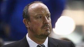 HLV Benitez lại gặp khó khăn từ giới chủ.