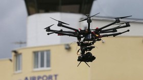 Drone ngày càng phổ biến gây nhiều quan ngại an toàn hàng không. Ảnh minh họa